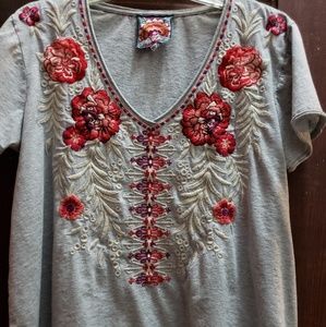 BEAUTIFUL Johnny Was t-shirt longer in the back